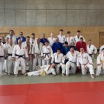 Eine Gruppe von knapp 30 Judokas, teils stehend, teils sitzend; Gruppenfoto