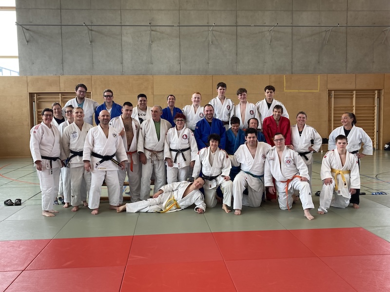 Eine Gruppe von knapp 30 Judokas, teils stehend, teils sitzend; Gruppenfoto