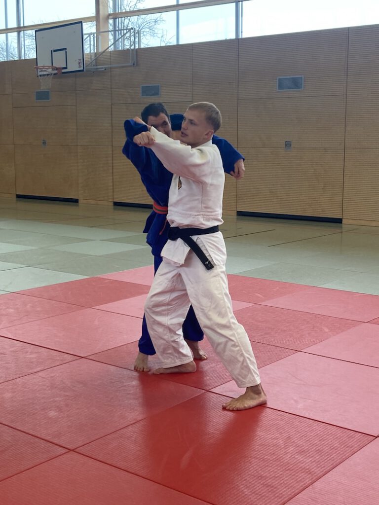 O-goshi: Start mit Gleichgewichtsbruch.