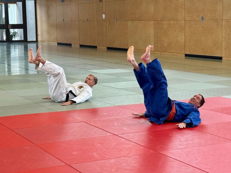 Nach dem Aufwärmen ging es mit der Fallschule los.