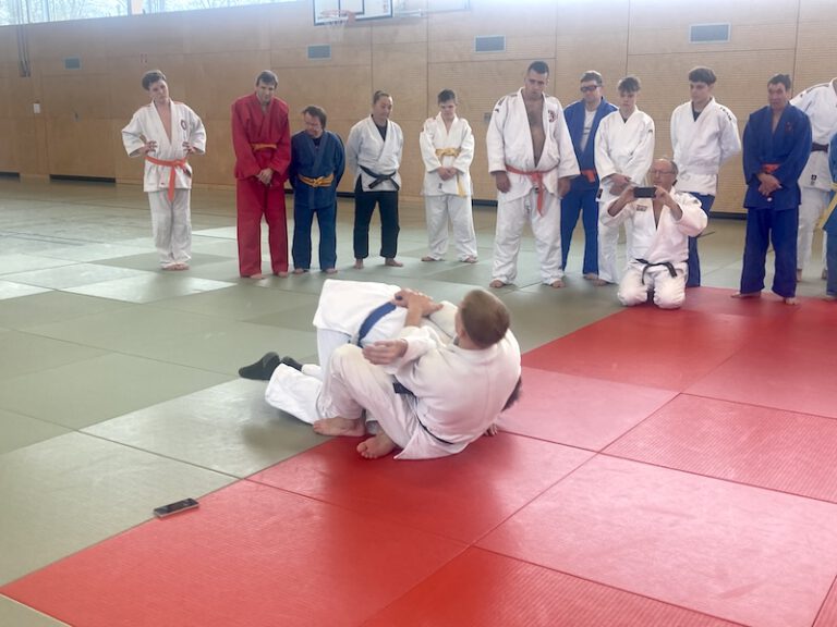 Patrick zeigt einen Umdreher gegen die Bank.