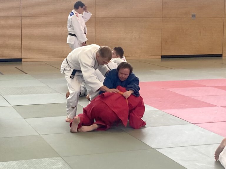 Patrick unterstützt beim Üben.